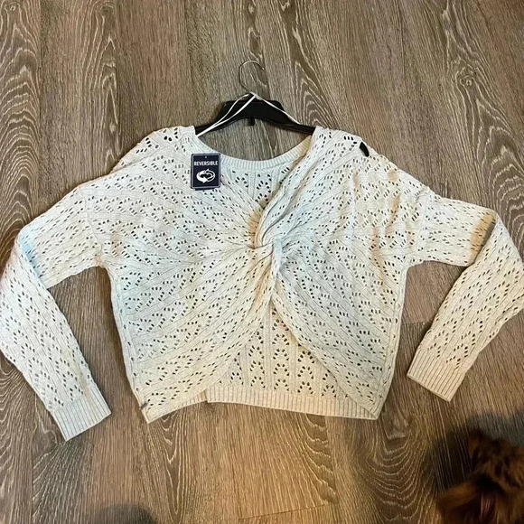 Aeropostale Woman’s Reversible Sweater. NWT. SIZE: Medium - Picture 2 of 4